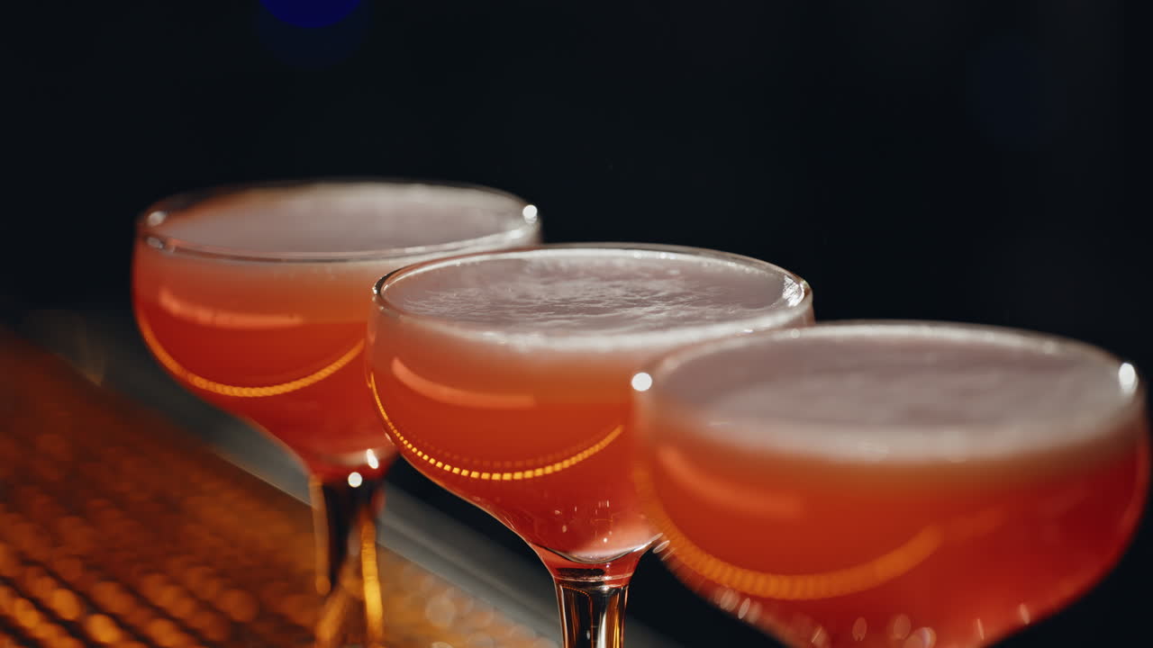 Primo piano di un barman che prepara cocktail con succo di limone.