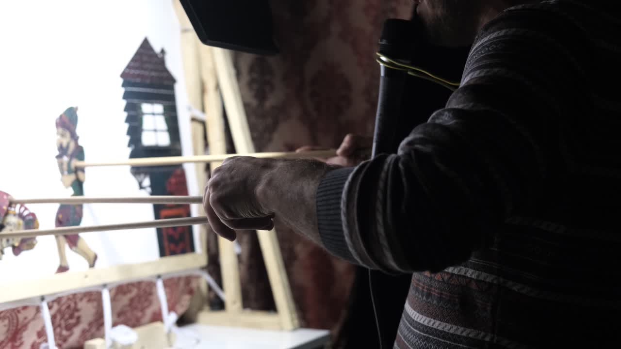 el titiritero detrás de las escenas