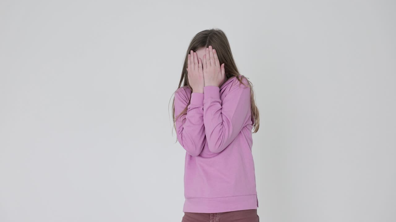 Ragazza giovane che mostra una gamma di emozioni, dalla timidezza all'angoscia e al pianto.