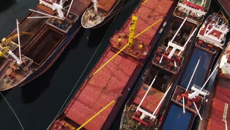 barcos anclados en el puerto