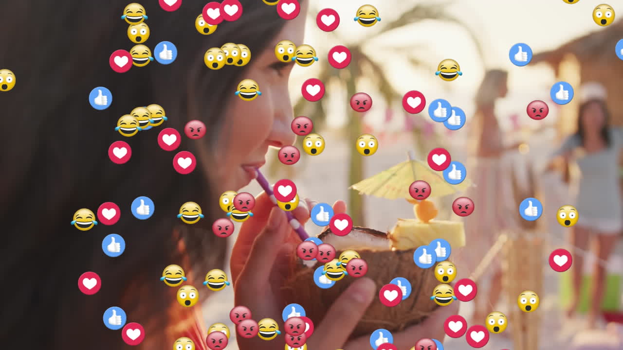 해변에서 코코 ⁇   ⁇ 테일을 마시는 백인 여성에 대해 떠다니는 여러 디지털 아이콘