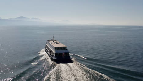 Luftaufnahme-Eines-Ausflugsbootes,-Das-Sich-Auf-Dem-Genfersee-Dem-Horizont-Nähert