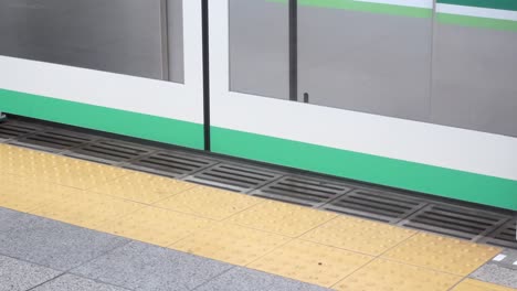 Zooming-into-train,-metro's-door-while-closing-with-full-load-of-passenger--4K-UHD-video-movie-footage-short