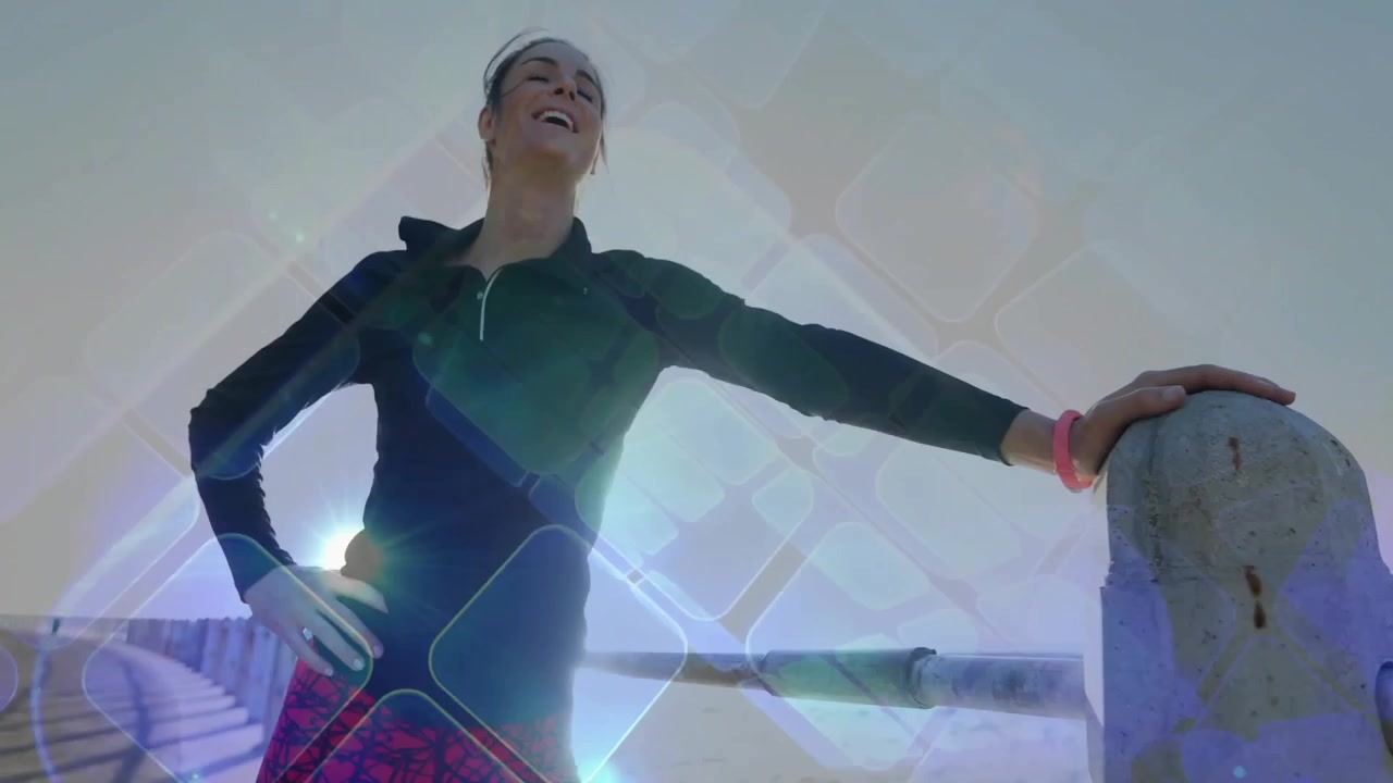 Atleta donna che si ferma durante la corsa su un sentiero costiero, mostrando dati dello smartwatch e sovrapposizioni di tecnologia AR