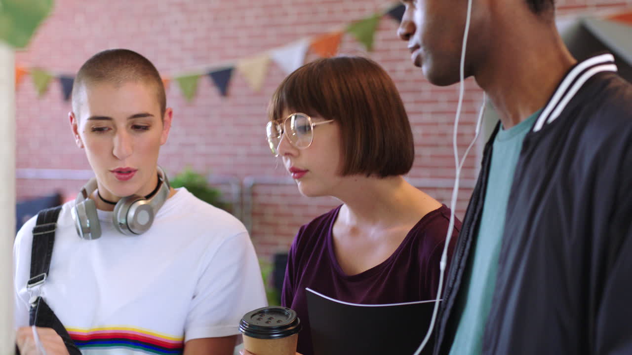 estudiantes colaborando en computadoras portátiles en un café