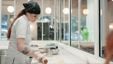 chef, mujer y rodillo con masa