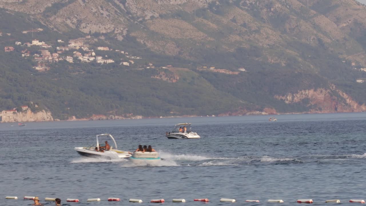 견인 가능한 튜브에 세 사람