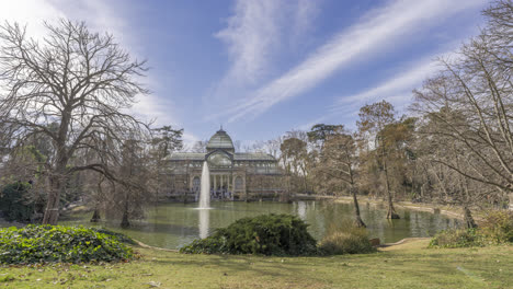 palacio de cristal del parque del buen retiro en madrid timelapse diurno 4k 60fps