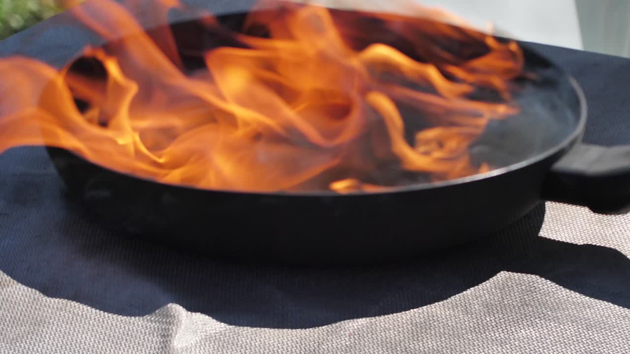 팬은 기름에 점화