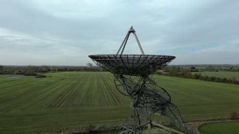 Toma-Aérea-De-órbita-Ascendente-De-La-Antena-De-Radiotelescopio-En-Mrao,-Cambridge,-Reino-Unido