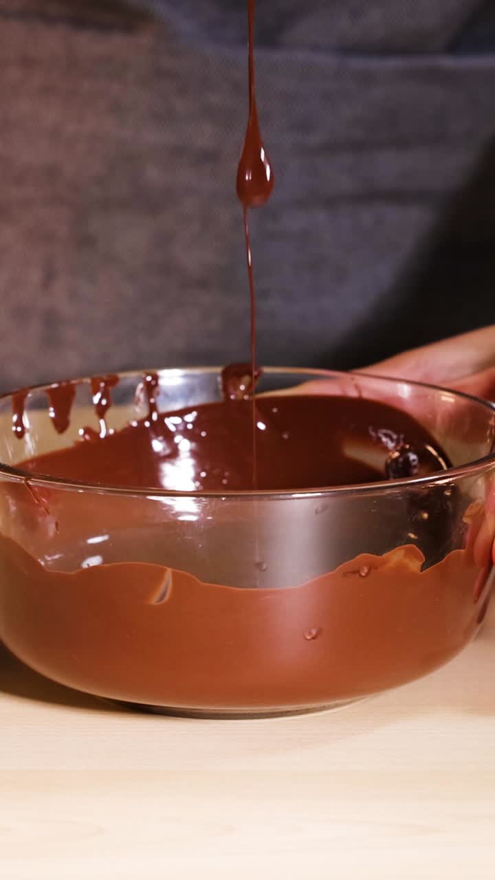 Mescolare il cioccolato con una spatola, circondato da frutta