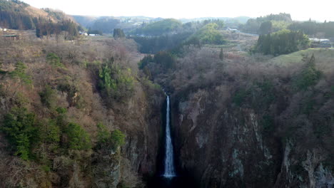 Revelando-Disparo-De-Dron-De-Cascada-En-El-Puente-Colgante-Kokonoe-Yume-Otsurihasi