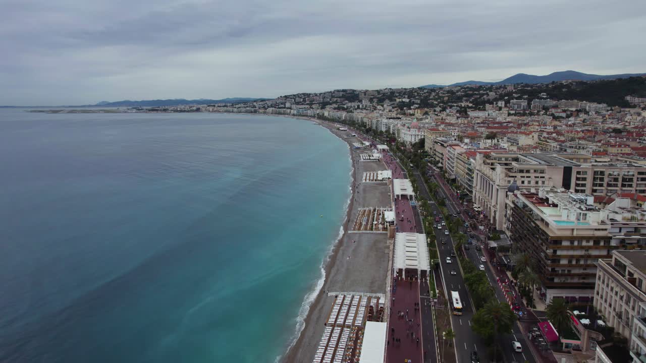 la costa de la playa de niza, francia - estableciendo una vista aérea de drones