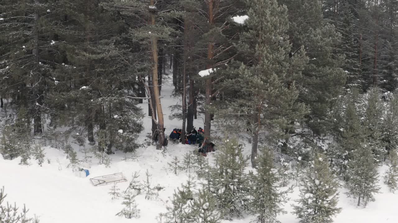 눈 인 숲 에서 캠핑 하는 집단