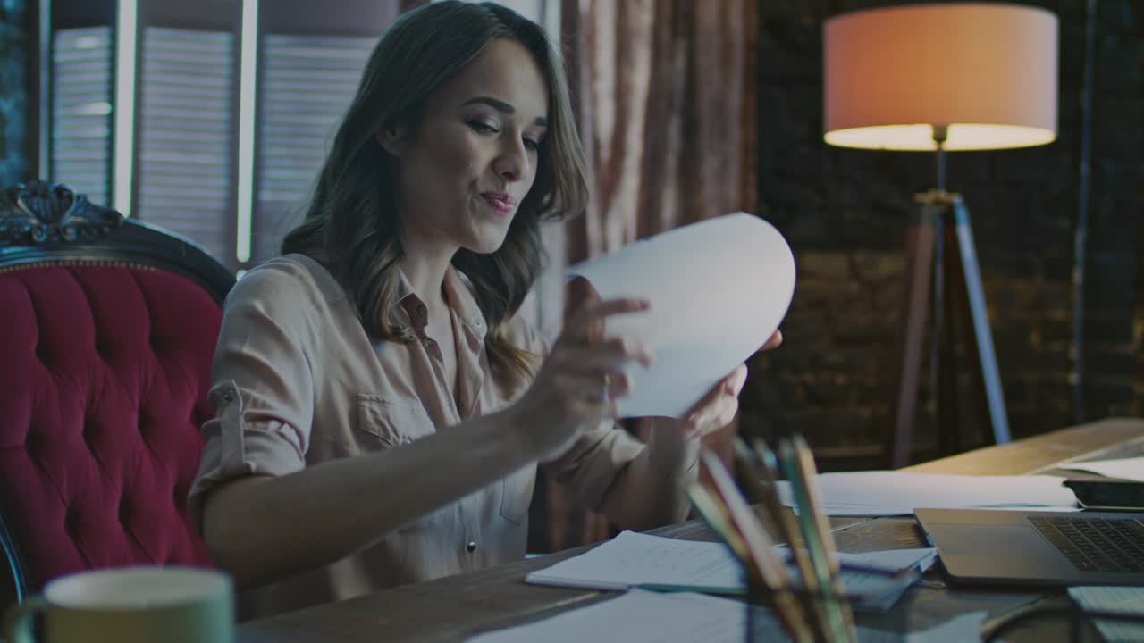 mujer hermosa trabajando en una oficina acogedora. mujer sonriente buscando computadora portátil