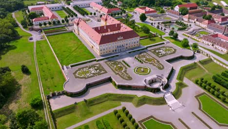 histórico castillo schloss hof con jardín - atracción turística en marchfeld, austria