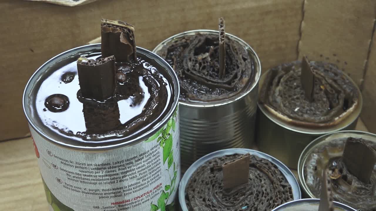 참호 양초는 자원 봉사 도우미가 만듭니다.