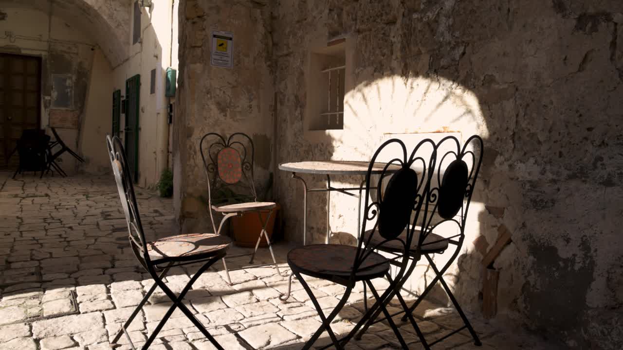 matera, sillas italianas y haz de sol