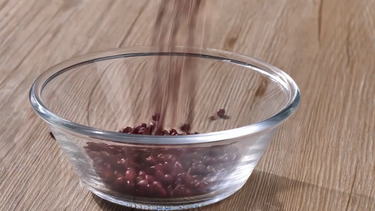 una variedad de diferentes colores de alimentos de granos crudos saludables, varios granos, cereales, frijoles, legumbres se rotan en decoración de madera para el concepto de publicidad