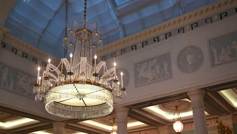 Luxury-lights-within-the-Lanesborough-Hotel,-London,-United-Kingdom