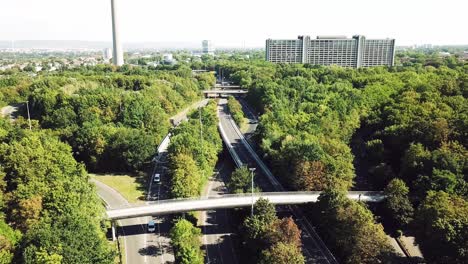 Volando-Hacia-Un-Cruce-De-Autopista-En-Frankfurt-Am-Main,-Alemania,-Inclinando-La-Cámara-Hacia-Abajo