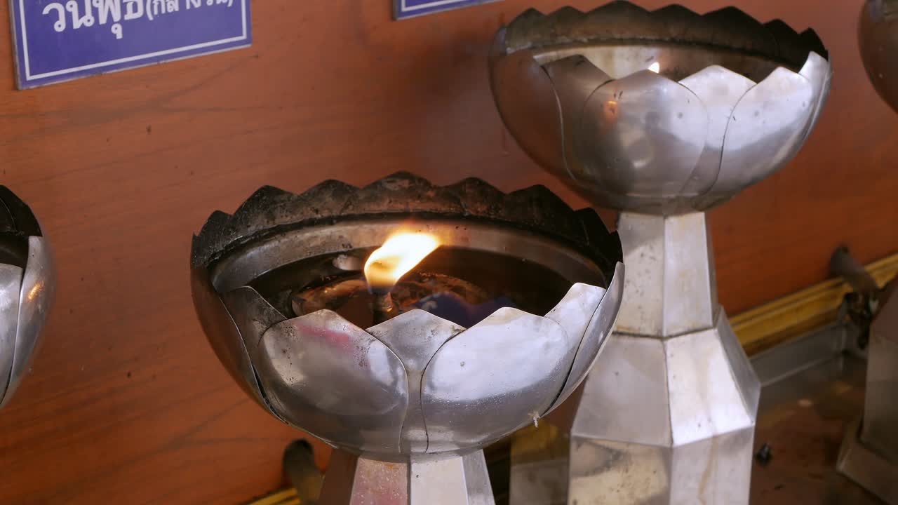 보기와 낮은 조명을 닫습니다