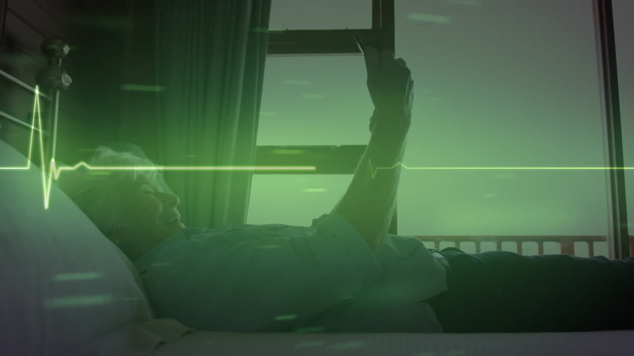 스마트폰을 사용하여 침대에 있는 고령 여성에 대한 반 ⁇ 이는 심박수 모니터와 데이터의 애니메이션