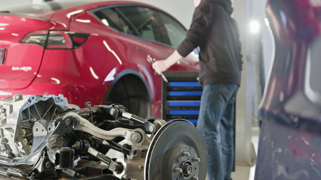 reparación de automóviles en un garaje