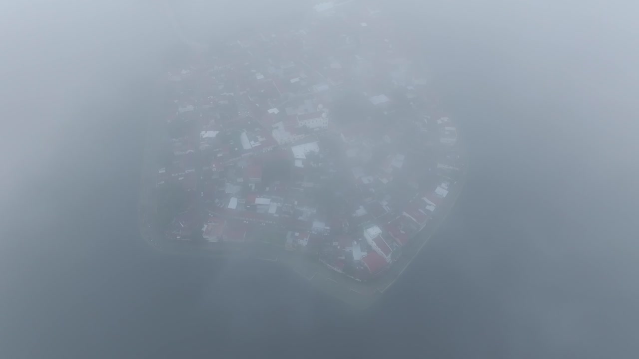 과테말라의 isla de flores에서 구름을 날아다니며, 공중