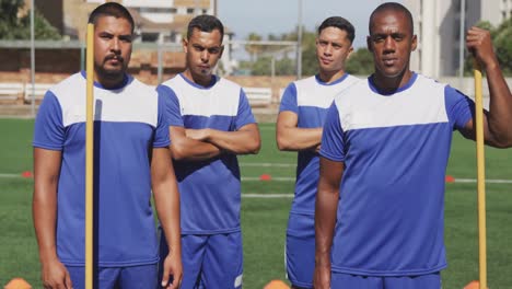 Jugadores-De-Fútbol-De-Pie-En-El-Campo