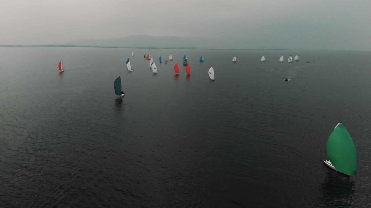 십여 대의 다채로운 선박들이 콘스탄스 호수 항구로 향하고 있습니다.