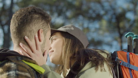 pareja joven romántica pasando tiempo en el bosque