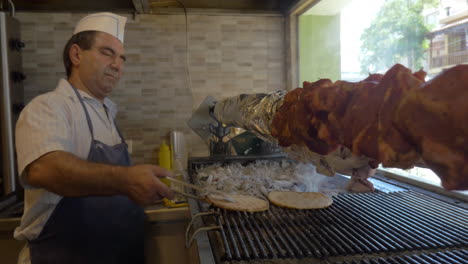 cocinar en una cafetería asando pan y asando carne