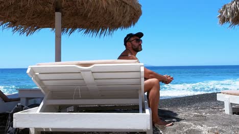 Strandbar-Am-Strand-Von-Vlychada,-Santorini