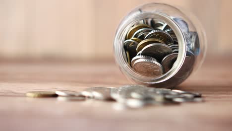 monedas en un frasco de vidrio