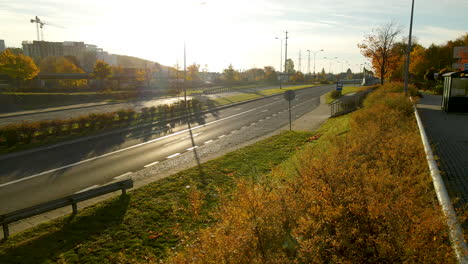 Vehículo-Conduciendo-Solo-En-La-Carretera-Durante-El-Amanecer-En-Gdynia,-Polonia