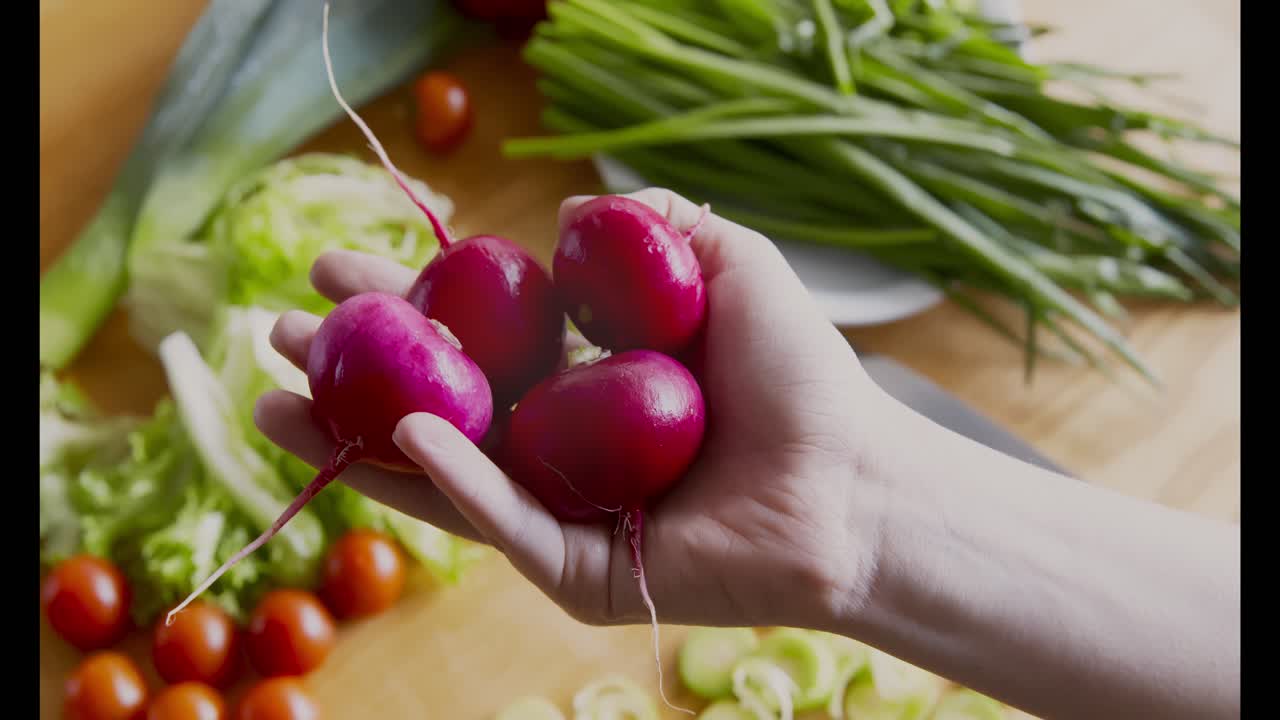 preparando una ensalada con rábanos