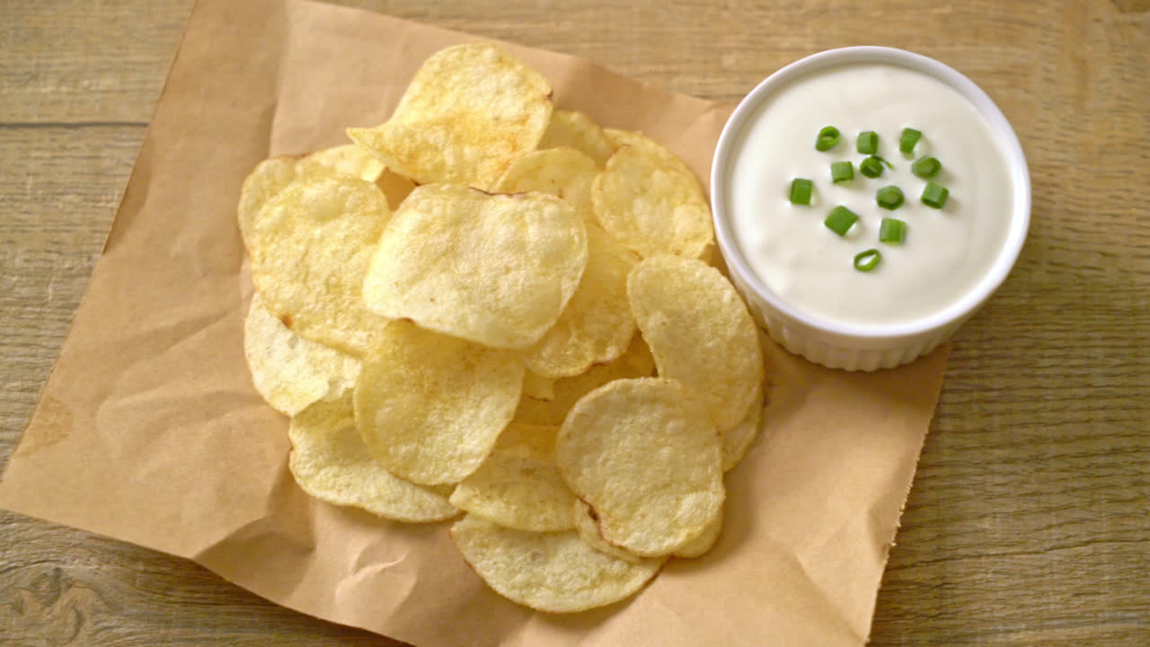 potato chips with sour cream dipping sauce