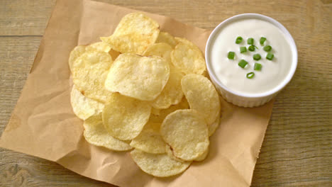 papas fritas con salsa de crema agria