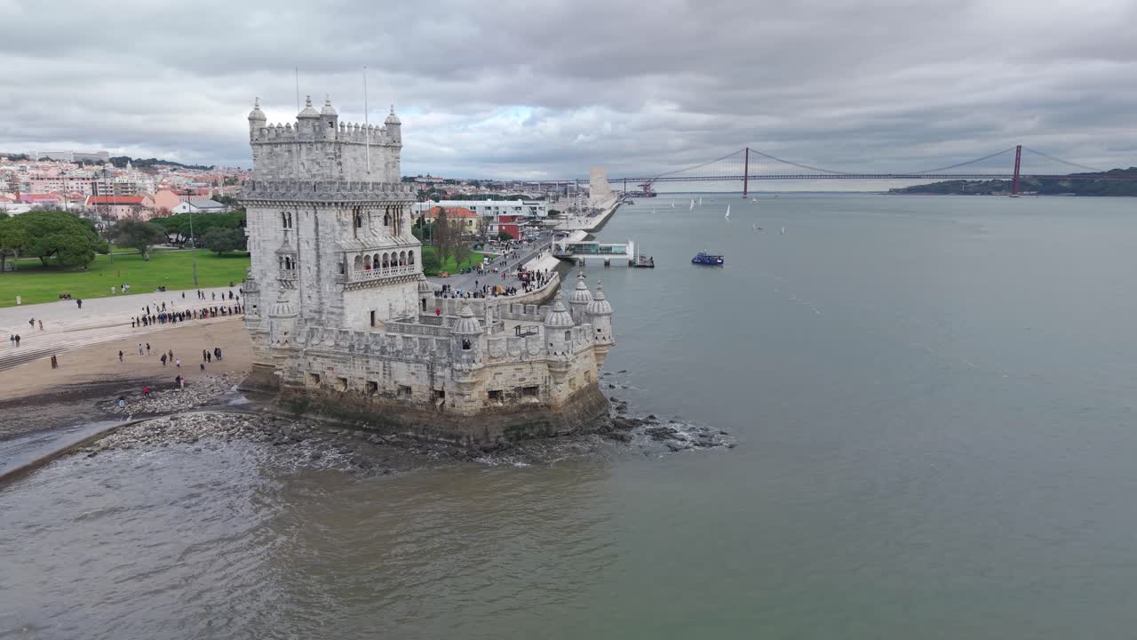 Torre di Belém sulla riva del fiume Tago con il Monumento alle Scoperte e il ponte sospeso 25 de Abril sullo sfondo, Lisbona. Ripresa con drone.