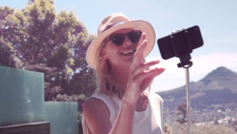 Attraktive-Blondine-Macht-Selfie-Am-Pool