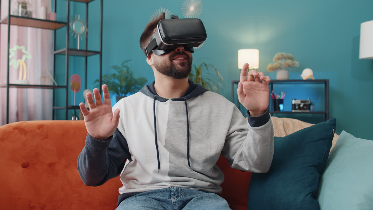 возбужденный человек виртуальная реальность футуристическая технология наушники для игры в симуляторные 3d видеоигры дома