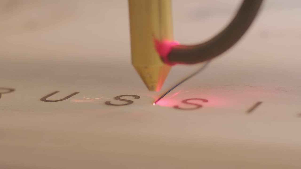 cnc 레이저 절단 기계는 나무판과 플라이우드에 세계 지도를 절단합니다.