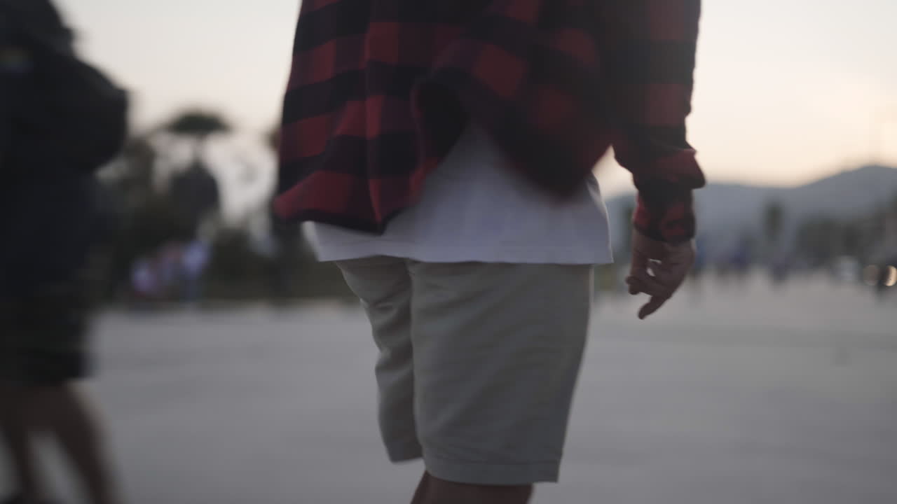 skaters cruising en la playa de gavá barcelona