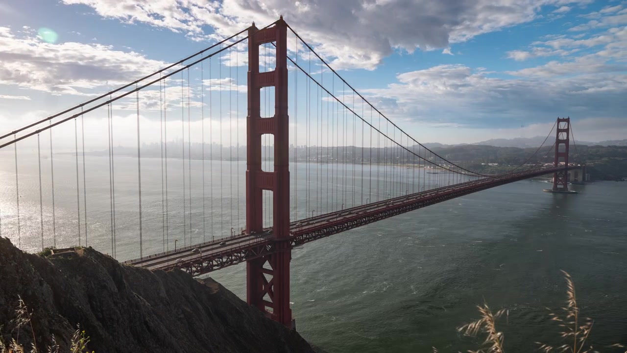 Golden Gate Bridge med San Franciscos skyline i bakgrunnen, timelapse
