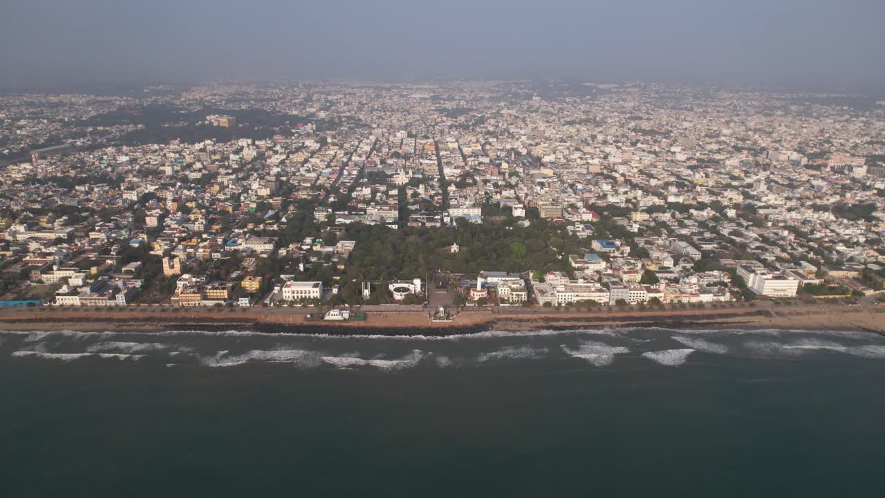 Riprese aeree dell'intera città di Puducherry e della costa con una spettacolare Baia del Bengala