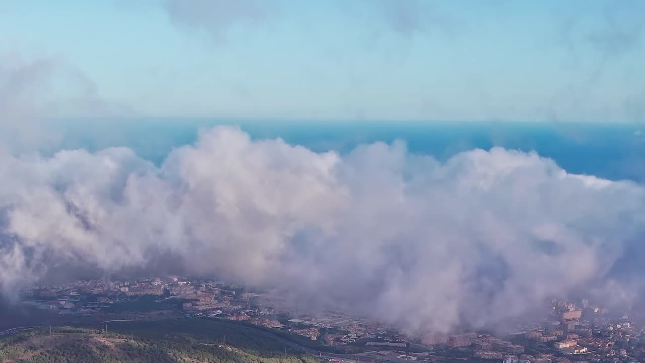 Vista de Málaga, España, con nubes y vegetación a lo lejos