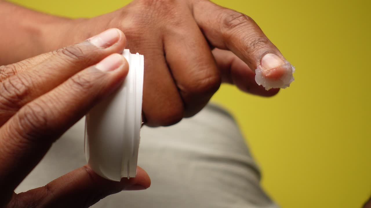 Påfører balsam på fingerspidsen
