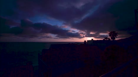 timelapse von farbenfrohen sonnenuntergangsklümpfen über laguna beach, ca, usa