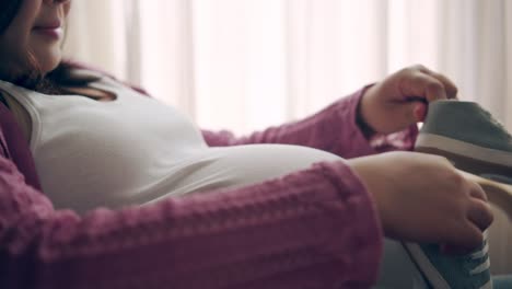 Mujer-Embarazada-Feliz-Y-Esperando-Un-Bebé-En-Casa.